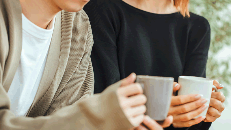 考える夫婦のイメージ